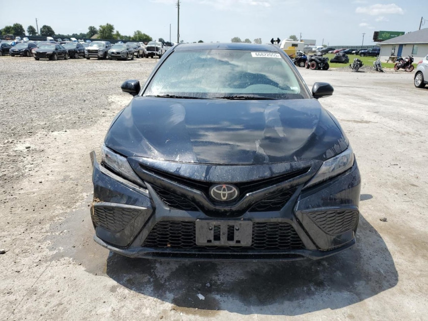 Toyota Camry, SE